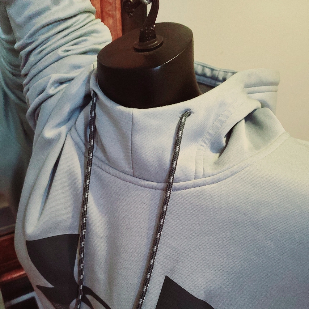 UA Armour fleece hoodie for light-weight warmth and comfort. Loose Fit